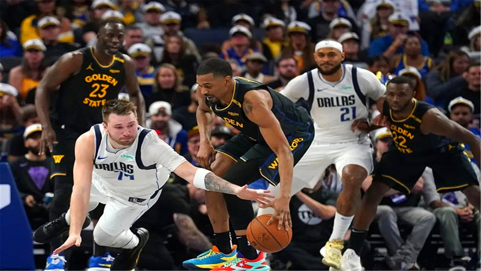 开云-库里在独行侠比赛中战术调整，比赛局势复杂引发热议！观众掌声雷动的简单介绍