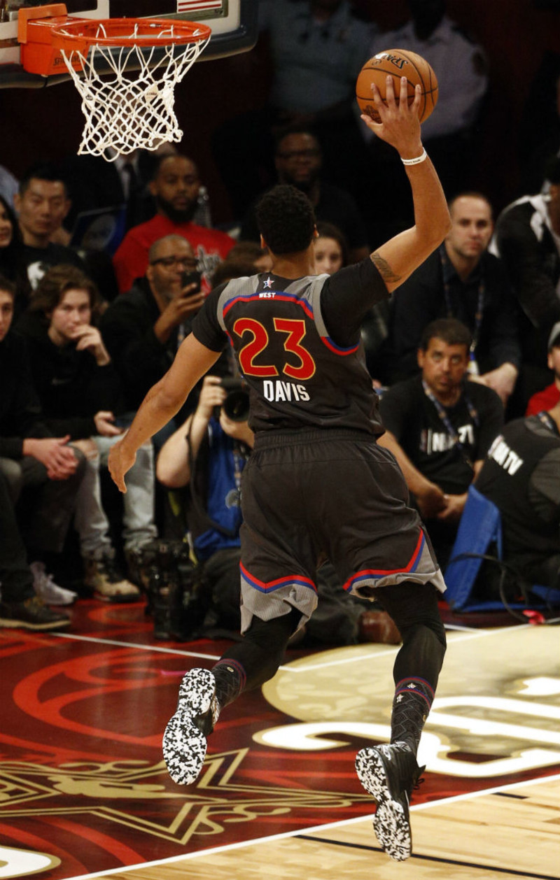 开云体育-关于浓眉哥回归赛场，挺进下一轮首场状态亮眼，DWG观众沸腾！的信息